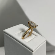 Bague solitaire 0.55 carat or jaune diamant naturel ovale et diamants naturels ronds Romy
